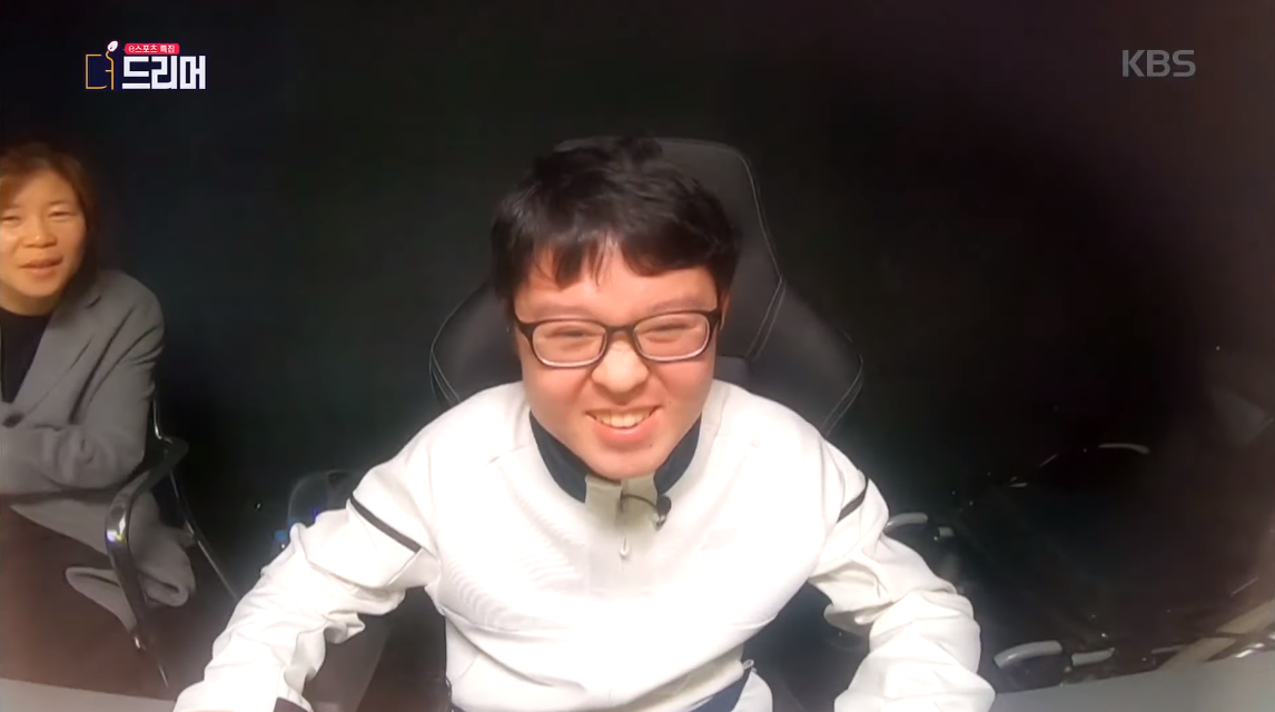 Dong-pyo celebrates excitedly after defeating his idol