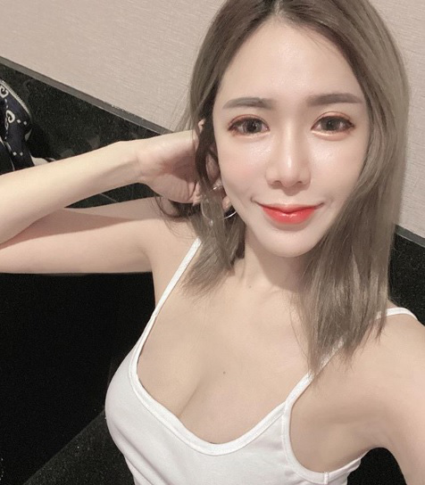 Struggling Business, Hot Girl Owner Uses "Beauty Trap" to Attract Unexpected Customers 1 The beautiful bar owner
