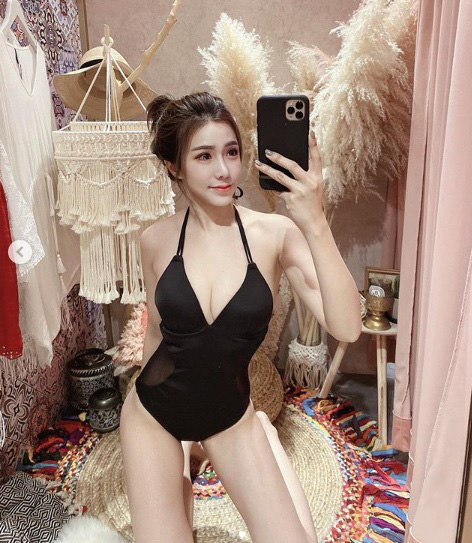 Struggling Business, Hot Girl Owner Uses "Beauty Trap" to Attract Unexpected Customers 2 Since the owner started standing at the bar