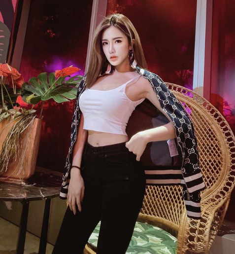 Struggling Business, Hot Girl Owner Uses "Beauty Trap" to Attract Unexpected Customers 3 Sales skyrocketing