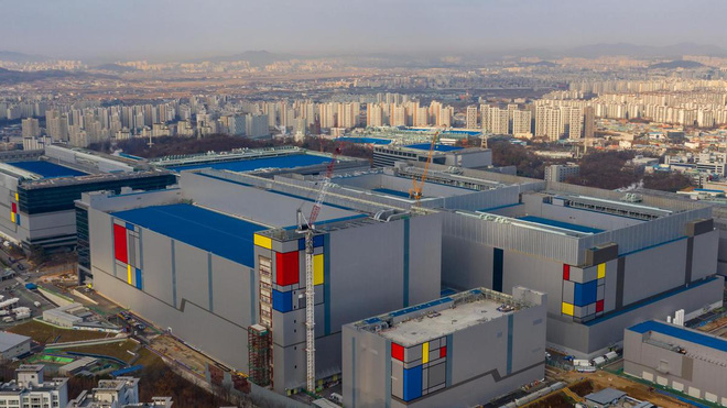 Power Outage for 1 Minute Forces Samsung's RAM and SSD Factory to Halt Operations for 3 Days 1 Samsung's memory chip manufacturing complex located in Hwaseong, South Korea