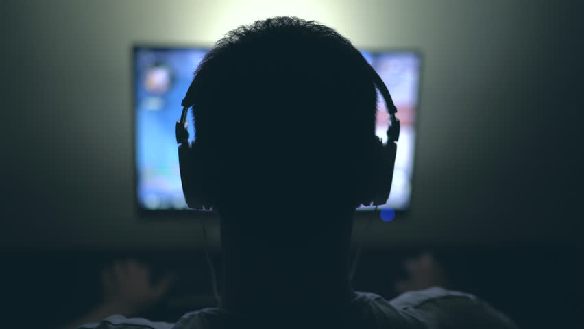 At 3:00 AM, it still sat in front of the screen, unable to believe the reality... (illustrative image)