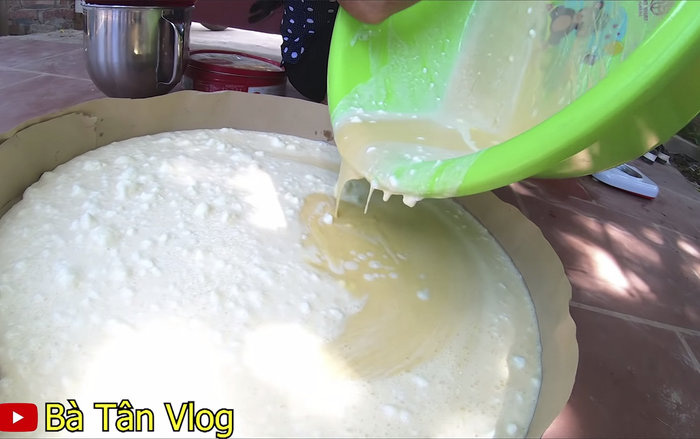 Mrs. Tan Vlog and the Controversial Dishes that Sparked Outrage Among Netizens, Prompting Many to Unsubscribe Immediately 1 Mrs. Tan's method of creating the cake mixture looks very runny