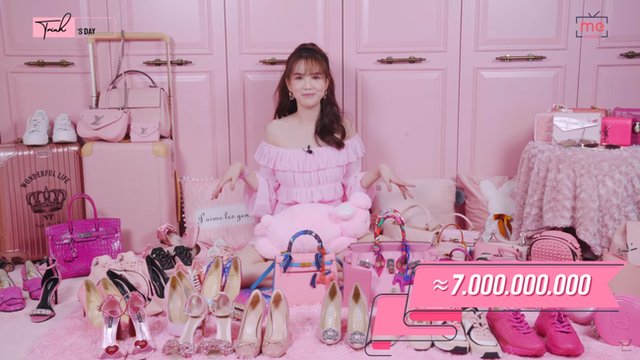 Investing 23 Billion for 2 YouTube Episodes, Vu Khac Tiep and Ngoc Trinh Are Rumored to Be in Debt 2 Meanwhile, the lingerie queen continuously releases clips unboxing luxury items worth billions