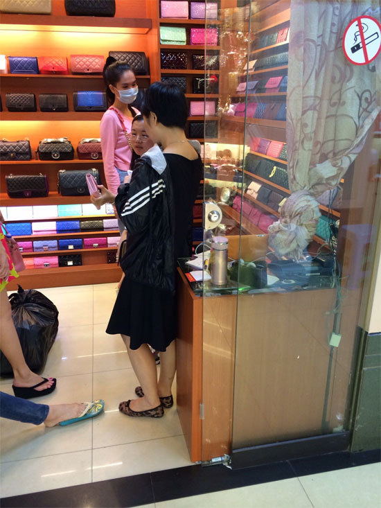 Investing 23 Billion for 2 YouTube Episodes, Vu Khac Tiep and Ngoc Trinh Are Rumored to Be in Debt 5 Previously, she was also spotted shopping in Guangzhou