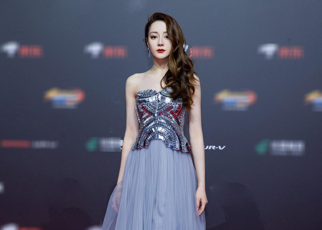 Dilraba Dilmurat Looks Stunning with Heavenly Aura Like a Fairy 1 Dilraba Dilmurat in a sparkling strapless dress.