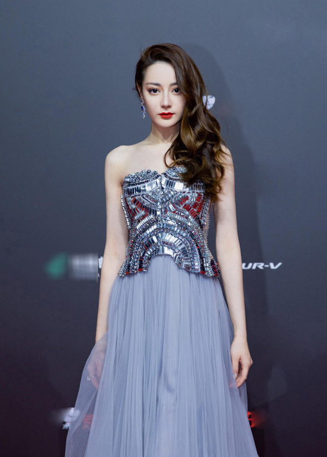 Dilraba Dilmurat Looks Stunning with Heavenly Aura Like a Fairy 2 The gentle wavy hairstyle draped softly to one side accentuates her 'captivating' beauty.