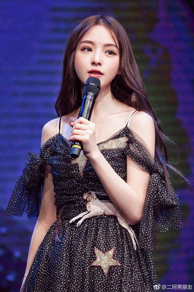 A Closer Look at the Beauty of the Streamer Goddess with 5 Million Fans: Delicate Looks and Sweet Singing That Captivate Fans 10 The goddess with a mic makes fans melt