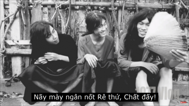 Decoding the Implicit Sayings of 1977 Vlog in Their New Clip - Only by Understanding Fully Can One See a Microcosm of Society in One Video 2 The note Re is marked as Dm, musicians will definitely understand
