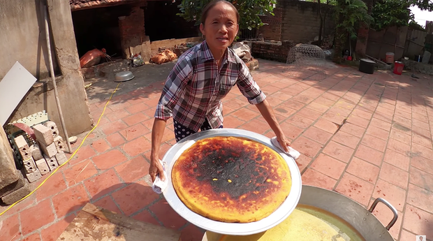 Mrs. Tan Vlog Fails Again with Cooking, Every Time She Tries Grilled Dishes, Her Skills Decrease 7 When making the baked sweet potato dish, it also wasn’t successful