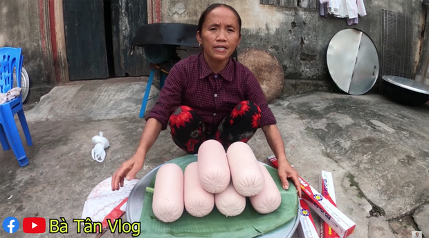 Mrs. Tan Vlog Fails Again with Cooking, Every Time She Tries Grilled Dishes, Her Skills Decrease 1 This time Mrs. Tan Vlog brings the gigantic sausage wrapped in clay