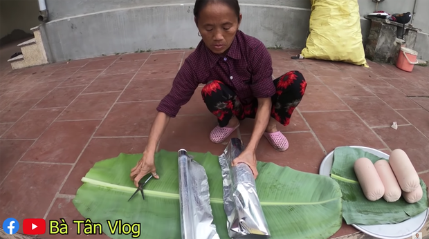 Mrs. Tan Vlog Fails Again with Cooking, Every Time She Tries Grilled Dishes, Her Skills Decrease 2 Turns out the dish sounds strange, but it's just a regular sausage wrapped in aluminum foil