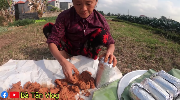 Mrs. Tan Vlog Fails Again with Cooking, Every Time She Tries Grilled Dishes, Her Skills Decrease 3 Then cover with clay on the outside and grill
