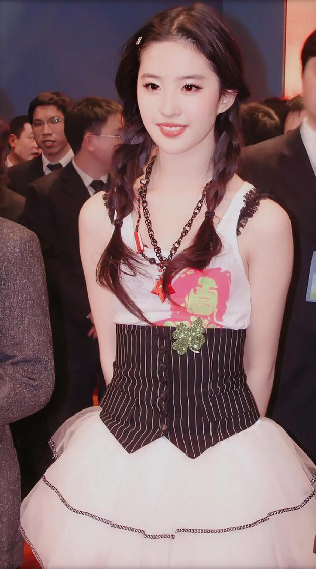 Looking Back at Liu Yifei's Beauty at 20 and Now, Netizens Can Only Sigh: "She Truly Was the Girl We All Pursued" 1 At 20, Liu Yifei's fashion style was still somewhat naive and simple