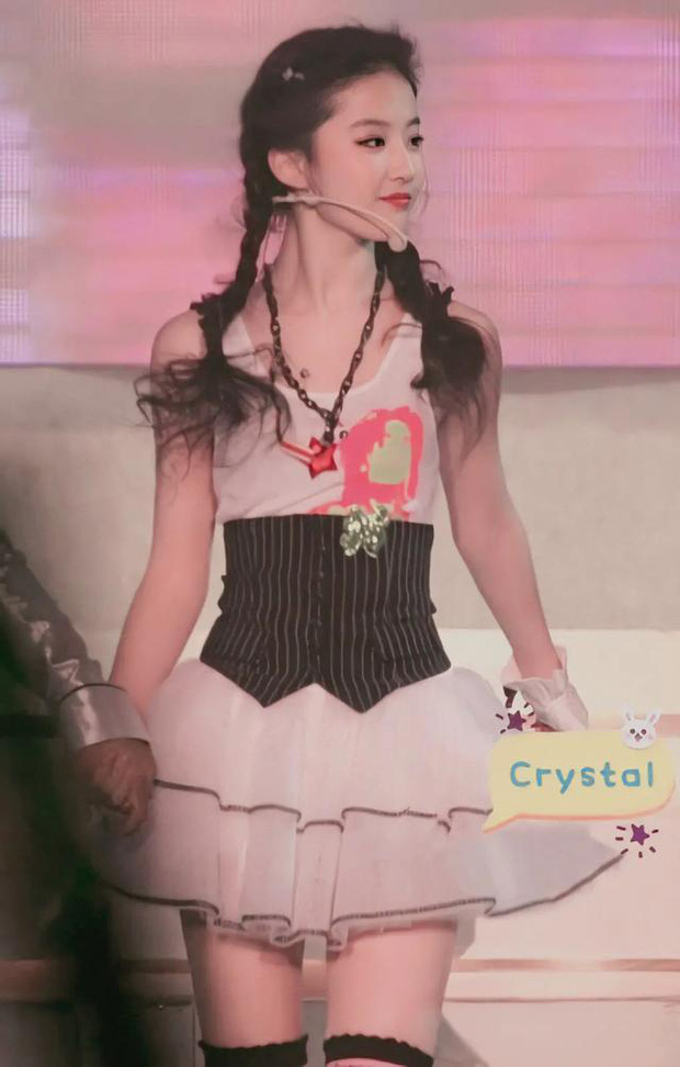 Looking Back at Liu Yifei's Beauty at 20 and Now, Netizens Can Only Sigh: "She Truly Was the Girl We All Pursued" 2 But it couldn't overshadow her beautiful aura