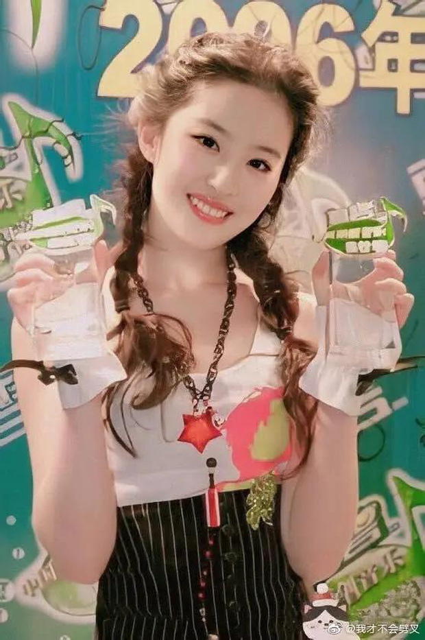 Looking Back at Liu Yifei's Beauty at 20 and Now, Netizens Can Only Sigh: "She Truly Was the Girl We All Pursued" 4 The pure and innocent beauty of the actress made millions of fans swoon
