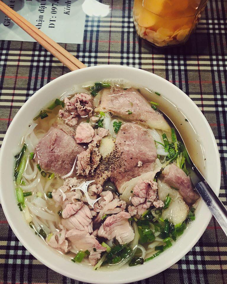 After meeting a hot girl on Facebook, a guy discovers signs of "gold digging" and cleverly teaches her a "lesson" with a twist ending 3 Not forgetting to post a hot and delicious bowl of pho as a tease