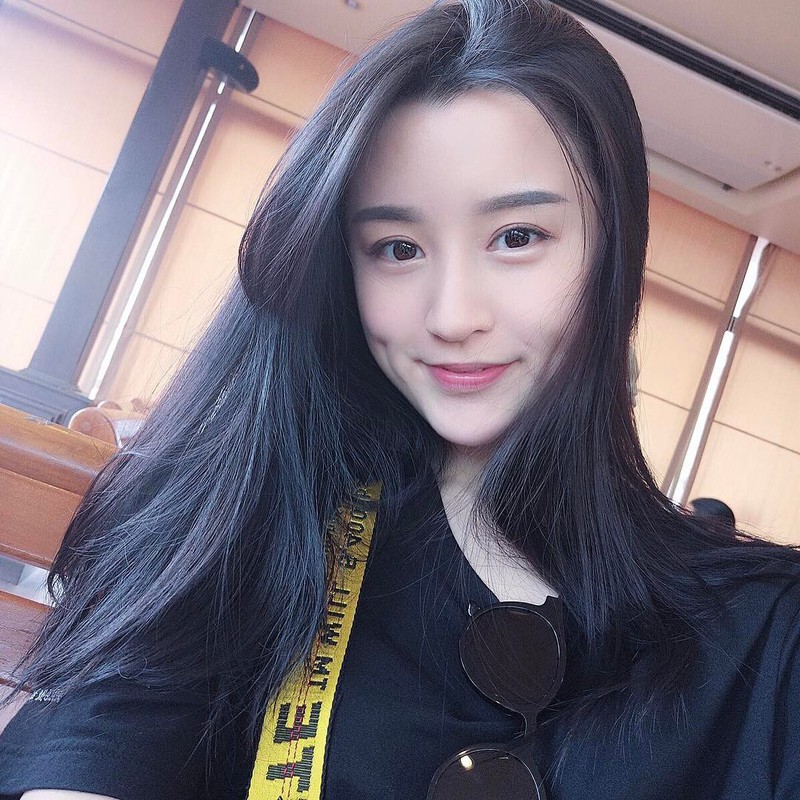 The real-life beauty of the newly emerged ID photo hot girl