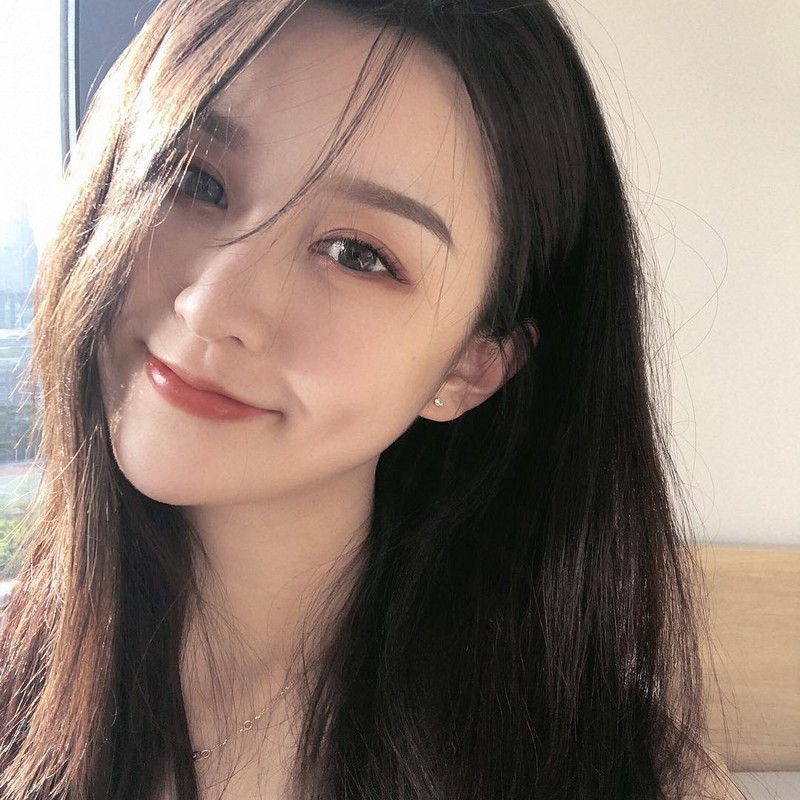 The online community has searched, but only knows her nickname is @mchi_2, with no real identity revealed