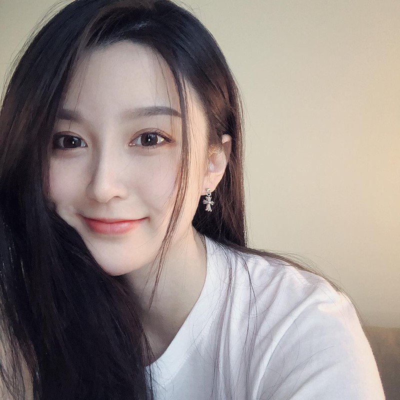 Her bare face is as beautiful as any hot girl