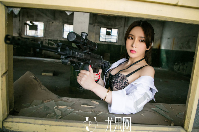 Zhou Yuxi's PUBG cosplay