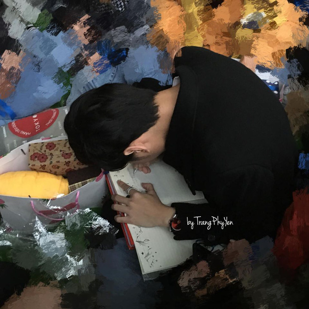 K-ICM signing for fans in Hanoi