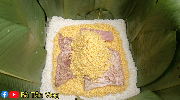 Looking at the filling inside the sticky rice cake is already impressive