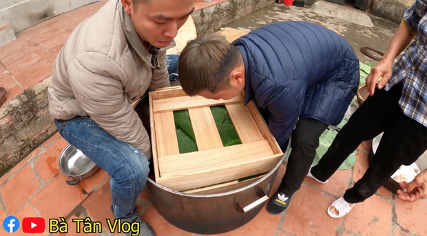 And carrying the pot of sticky rice cake requires two strong young men to lift it