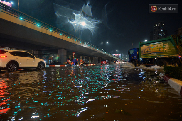 Although the rainfall wasn't too heavy or prolonged, many areas in Hanoi experienced localized flooding due to insufficient drainage.