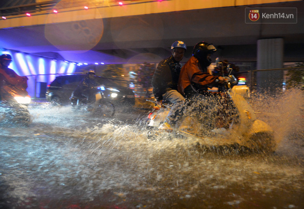According to reporters, the area around Nguyen Trai and Lang streets unexpectedly flooded at the foot of the overpass at Nga Tu So, causing severe traffic difficulties here.