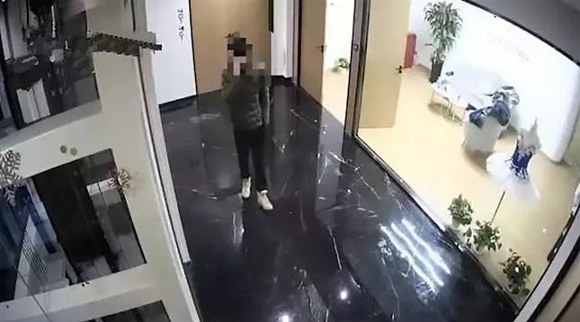 After stealing the speaker at Huashan Road studio, Chen calmly returned home and waited for the police to arrive.