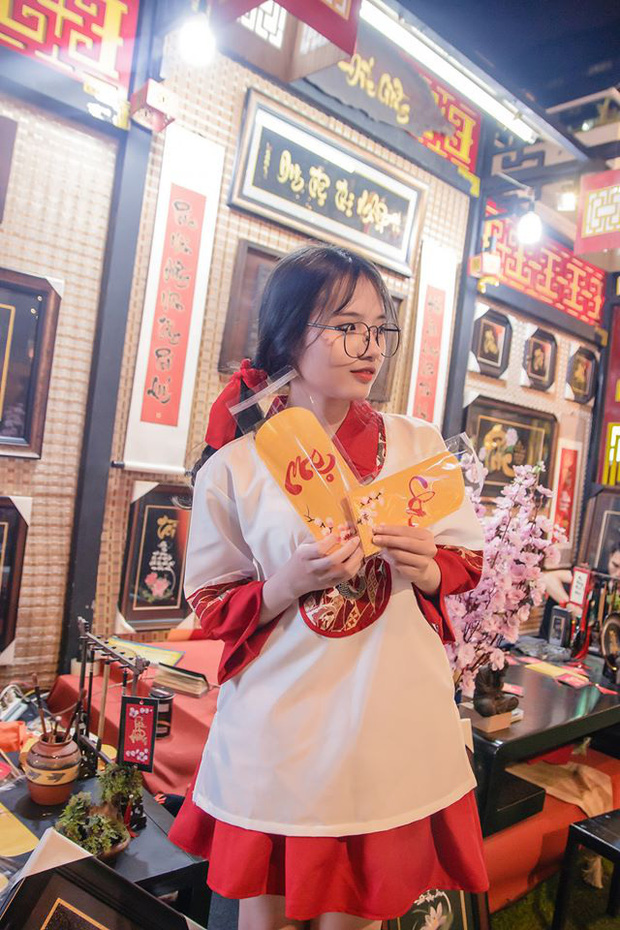 Hường Lulii, the beautiful female streamer, also goes out to celebrate the spring