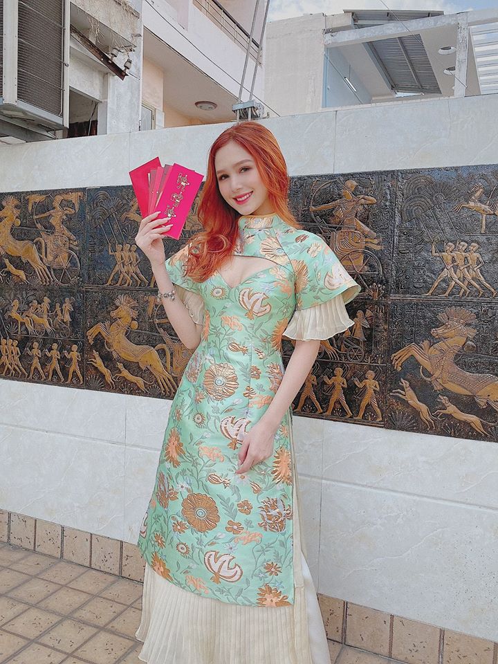Trang Phạm, Xemesis's girlfriend, shows off the many lucky money envelopes she received during Tet