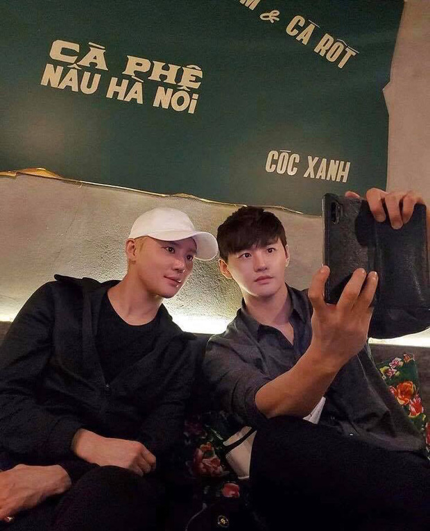The Junsu brothers visited a café in Da Nang. Photo: Hóng Hớt Showbiz