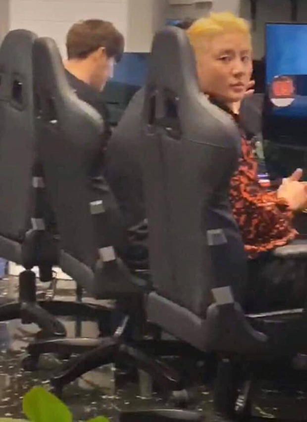 And then they went gaming together. Photo: Hóng Hớt Showbiz.