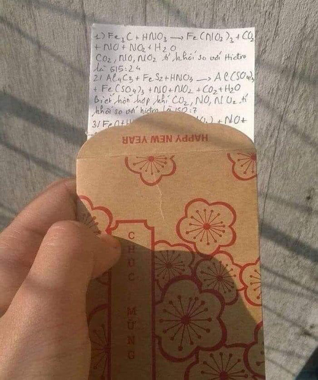 The red envelope that any student receiving it would find haunting - Photo: Group Trường Người Ta.