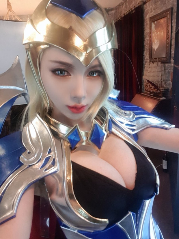 Real-life Ashe - no need for a bow and arrow, just the assets are enough