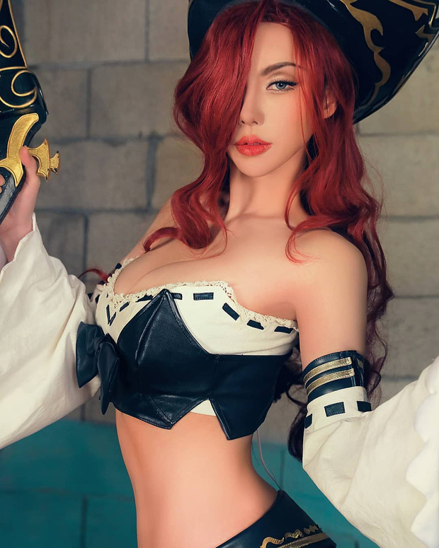 Cosplaying Miss Fortune is still sexy