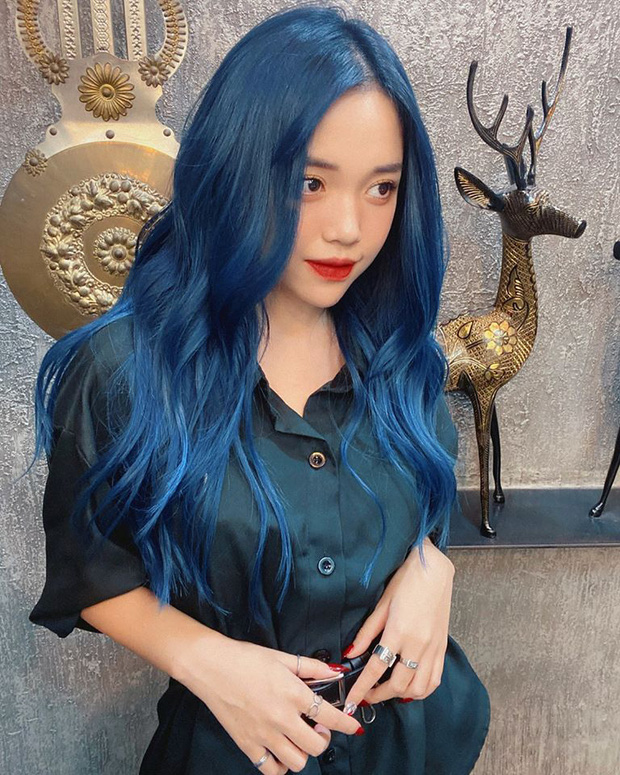 Trendy voluminous green hair.