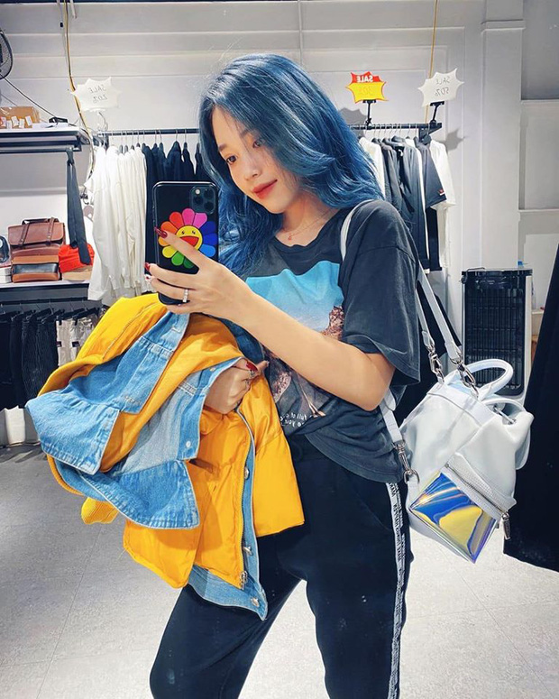 The green hair tone is very striking and fashionable.