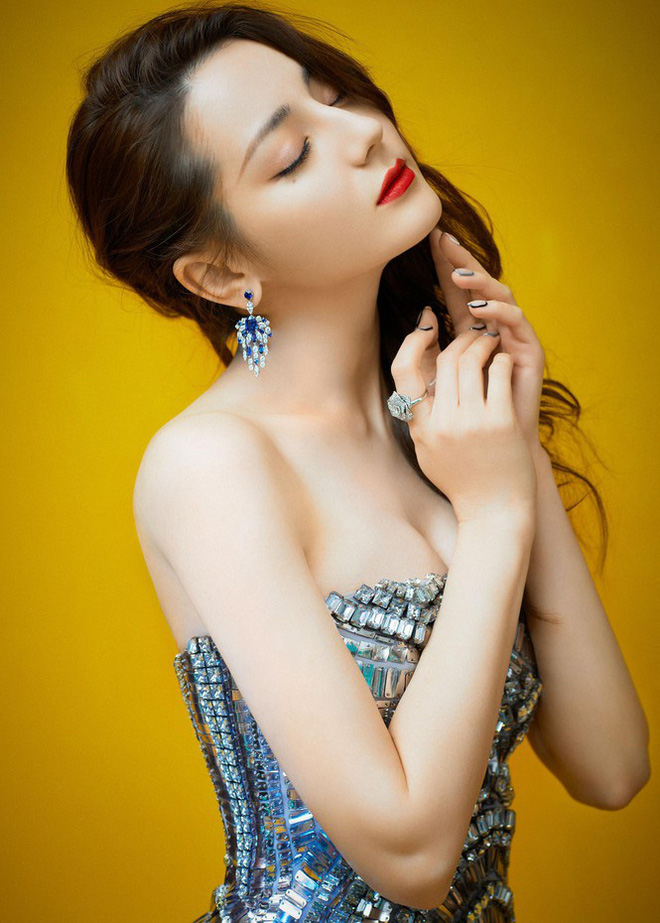 Dilraba Dilmurat Looks Stunning with Heavenly Aura Like a Fairy 11 A captivating and seductive moment of the 90s muse.