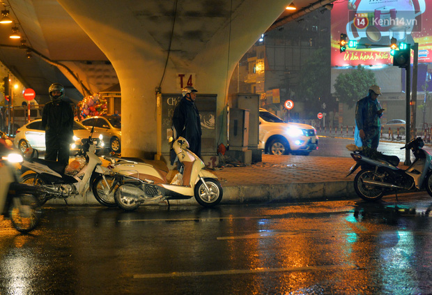 Many people had to take shelter from the rain under the awnings of roadside shops or the Vong overpass tunnel.