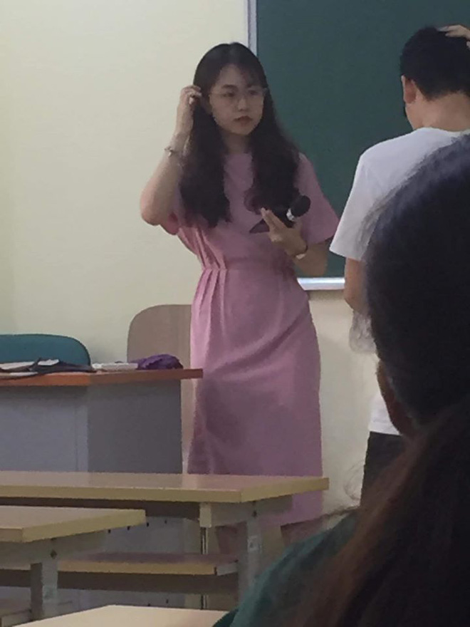 The lecturer from National Economics University, even when caught candidly, remains stunningly beautiful.