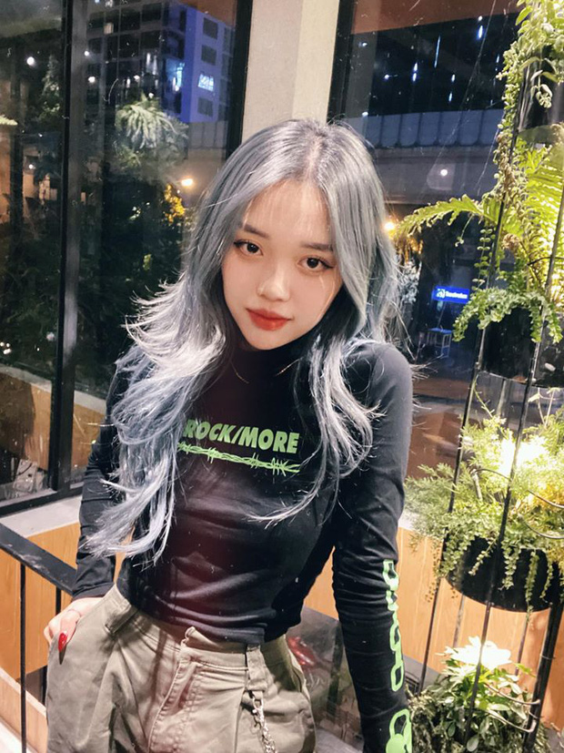 Linh Ngọc Đàm still looks very charming with her new platinum hair color.