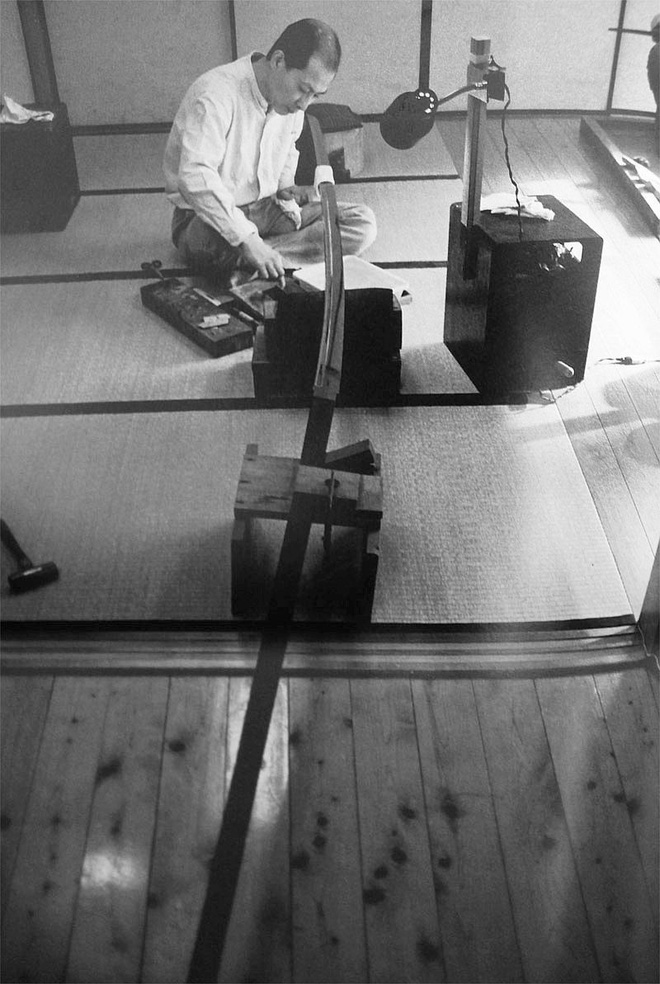 Decoding the Mystery of the 3.7m Long, Nearly 15kg Japanese Sword Once Suspected to Be a Giant's Weapon 4 Maintenance work on the valuable Norimitsu Odachi sword.