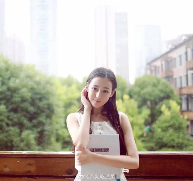During her studies, the beauty from Xinjiang attended the Shanghai Theatre Academy.