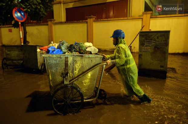 On Truong Chinh street, environmental sanitation workers had to work with their feet submerged in water.
