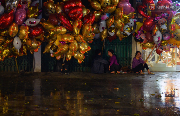 Many people had to find shelter from the rain as they did not expect this downpour before New Year's Eve.