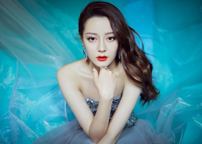 Dilraba Dilmurat Looks Stunning with Heavenly Aura Like a Fairy 7 Although her acting skills are not highly rated, Dilraba Dilmurat still has a large fan base thanks to the enthusiastic promotion by her company, Jiaxing Media, led by Yang Mi.