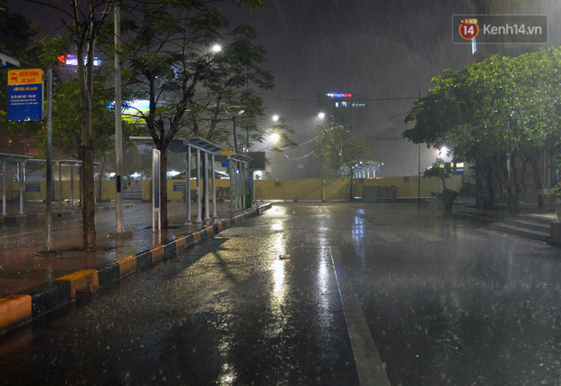 Giáp Bát bus station was deserted under the end-of-year rain.